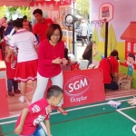 Marketing Manajer SGM Eksplor dan Psikolog Anak dan Keluarga (berkacamata), saat bermain bersama anak-anak dalam Festival Sahabat Generasi Maju di Surabaya.