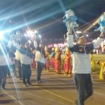 Defile kontingen saat pembukaan Porprov VI Jatim di Stadion Surajaya, Lamongan, Sabtu (7/7) malam.