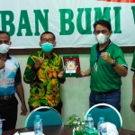 Ketua KONI Kabupaten Tuban, Mirza Ali Mansyur dan Ketua KONI Kabupaten Lumajang, H. Ngateman saat pemberian cinderamata di Kantor KONI Kabupaten Tuban, Sabtu (12/12/2020). foto: suwandi/ bangsaonline.com