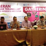 Direktur PT Debindo Mitra Tama Boediono saat memberikan sambutannya pada acara Gathering Decorintex 2018 di Hotel Wyndham Surabaya, Selasa (5/6). 