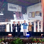 SVP Sekretaris Perusahaan Petrokimia Gresik, Adityo Wibowo mewakili Direktur Utama, Dwi Satriyo Annurogo (dua dari kanan) saat menerima penghargaan. (Ist)