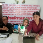 Ibu kandung korban saat menunjukkan foto putranya saat diberi makanan oleh pihak RSI Siti Hajar Sidoarjo