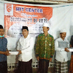 H. Moh Imron Thair (kiri) dan Ahmad Syafii (kanan) menyerahkan bantuan secara simbolis kepada guru madin di Kecamatan Kwanyar, Bangkalan.