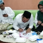 Gus Yani dan Bu Min saat menandatangani nota kesepakatan dengan nelayan Pulau Bawean. (foto: ist).