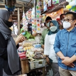 Muhaimin Iskandar, Wakil Ketua DPR RI dicurhati pedagang Pasar Rogojampi, Banyuwangi terkait kenaikan harga sembako. foto: istimewa