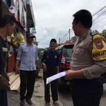 Bhabinkamtibmas Desa Pesanggrahan, Kecamatan Batu, Kota Batu, Aipda Agung Widodo saat bersama Mbah Sudiadi. Foto: Ist