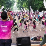 SENAM BARENG: Warga mengikuti senam Zumba saat acara Spectaxcular di GOR Delta, Minggu (8/3) pagi. foto: ist