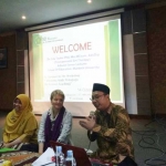 Kepala SD Khadijah Surabaya saat memperkenalkan Dr Lily Taylor (tengah) kepada para peserta workshop. Foto: YUDI A/BANGSAONLINE