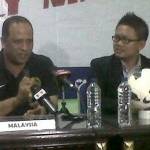 Dollah Salleh, pelatih Timnas Malaysia (kiri) saat jumpa pers di ruang VVIP GOR Delta Sidoarjo.


