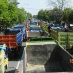 Ratusan dump truk milik penambang memenuhi jalan-jalan protokol Ngawi saat demo November lalu. foto: zainal abidin/ BANGSAONLINE