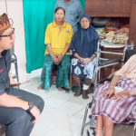 Pj Wali Kota Mojokerto Moh Ali Kuncoro menyapa dan menyalurkan sembako bagi lansia kurang mampu