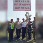 Heri Yitno bersama Nur Setiawan Sidik foto bareng usai secara simbolis membuka papan rambu petunjuk perlintasan.