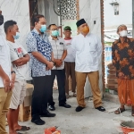 SAPA WARGA: Bambang Haryo Soekartono (BHS) saat berkunjung ke Desa Bluru Kidul Kecamatan Sidoarjo, Kamis (25/2/2021). foto: MUSTAIN/ BANGSAONLINE