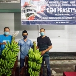 H. Deni Prasetya, SE (tengah), Anggota DPRD Jatim saat reses bersama petani pisang di Desa Tegalwangi, Kecamatan Umbulsari, Jember. foto: istimewa