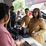 Pj Wali Kota Kediri, Zanariah, saat meninjau pelaksanaan OPM atau operasi pasar murni di Kelurahan Dermo. Foto: Ist