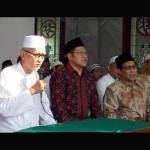 SAAT MASIH MESRA: Menteri Marwan Jafar, Rois Syuriah PWNU Jatim KH Miftakhul Akhyar, Ketua Umum DPP PKB Muhaimin Iskandar, Ketua DPW PKB Jatim Halim Iskandar dan Wagub Saifullah Yusuf, di makam pendiri NU KH Bisri Syansuri di Ponpes Mambaul Maarif Denanyar Jombang. foto: suryaonline