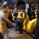 Polisi saat mengevakuasi mayat M Rofik, Senin (29/7) petang lalu.