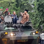 Bupati Bangkalan Abdul Latif, Ketua KPU Fauzan Jakfar, Kapolres Bangkalan AKBP Boby P. Tambunan,Dandim Letkol Arm Dodot Sugeng Hariadi, menaiki mobil pasukan saat patroli Show of Force keliling Kota Bangkalan. foto: FAUZI/ BANGSAONLINE