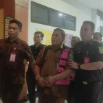 Penahanan Kades Entalsewu, Sukriwanto, dilakukan usai pemeriksaan intensif di Kantor Kejari Sidoarjo, Senin (21/7/2025) malam. Foto: Catur/Bangsaonline.