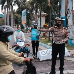 Kasatlantas Polres Kediri AKP Bobby Mochammad Zulfikar saat membagikan masker kepada pengguna jalan. foto: ist.