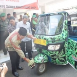Bupati H Fathul Huda resmi meluncurkan sepuluh Angkutan Lingkungan (Angling Bumi Wali) di gedung Korpri Kompleks Krido Manunggal, Tuban, Jumat (27/7).