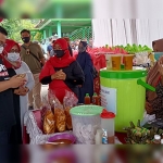 Calon Bupati Kediri, Hanindhito Himawan Pramana saat melihat produk UMKM Desa Wonorejo, Kecamatan Ngadiluwih. foto: MUJI HARJITA/ BANGSAONLINE