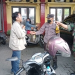 Suasana operasi yustisi yang digelar di depan Kantor Kecamatan Asemrowo.