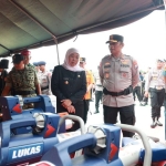 Kapolda bersama Gubernur Jatim memantau kesiapan alat pendukung penanganan bencana alam
