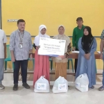 Jajaran BRI Tuban ketika menyerahkan bantuan paket sembako bagi warga terdampak puting beliung di Desa Bangunrejo, Kecamatan Soko.