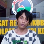 Tersangka DP saat berada di ruang Satresnarkoba Polres Kediri Kota. foto: ist