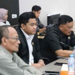 Wakil Ketua DPRD Gresik, Ahmad Nurhamim (kiri), bersama pimpinan dewan saat menyampaikan kinerja pengawasan, anggaran, dan legislasi 2025. Foto: Ist