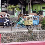 Tempat pembuangan sampah sementara di kawasan Pasar Gerdon Kelurahan Pucangsewu Kecamatan Pacitan yang sering overload.
