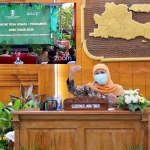 Gubernur Jawa Timur Khofifah Indar Parawansa saat menutup Jambore Desa Wisata dan Pokdarwis Tahun 2020 secara virtual dari Gedung Negara Grahadi Surabaya, Sabtu (5/12). foto: ist/ bangsaonline.com 