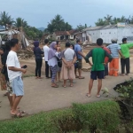 Situasi kampung nelayan yang ludes diterjang banjir jadi perhatian banyak warga. foto: YUNIARDI S/ BANGSAONLINE