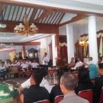 Rapat sosialisasi normalisasi Sungai Bogel di Blitar, Rabu (7/2). foto: akina/ bangsaonline.com