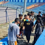 Deby Kurniawan, Ketua Umum IPSI Cabang Lamongan yang juga Anggota Komisi X DPR RI saat memantau para atlet pencak silat latihan fisik di Stadion Surajaya Lamongan. (foto: ist)