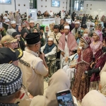 Menteri Haji dan Umrah (Menhaj) Mochamad Irfan Yusuf melepas kepulangan jemaah haji Kloter UPG 7 dari Bandara Internasional King Abdul Aziz, Jeddah, pada Jumat (5/6/2026).