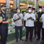 Bupati Gus Yani (empat dari kiri) melepas ekspor mangga hasil UMKM Desa Gedangan Kecamatan Sidayu. foto: SYUHUD/ BANGSAONLINE