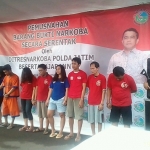 Para tersangka dikumpulkan bersama saat pemusnahan barang bukti secara serentak di Polda Jatim, Selasa (19/12). 