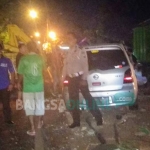 Petugas Lantas tiba di lokasi kecelakaan. foto: ERRI SUGIANTO/ BANGSAONLINE