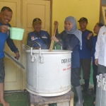 Gubernur Jatim Khofifah saat meninjau dapur umum saat mengunjungi korban bencana banjir bandang di Desa Klungkung, Kecamatan Sukorambi, Jember.