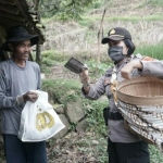 Humas Polres Mojokerto Iptu Siti Tri Hidayati saat kegiatan bansos beberapa waktu lalu. (foto: ist)