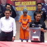 Jambret Hp (tengah) ini dipamerkan jajaran Satreskrim Polresta Sidoarjo. 