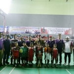 Kajari Nophy didampingi Plt Bupati Nganjuk Marhaen Djumadi foto bersama setelah membuka Kejuaraan Bulutangkis Adhyaksa Cup Tahun 2022.