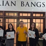 Marcomm Officer Hotel Neo+ Waru Sidoarjo Atha Rindra (kiri ke kanan), Assistant Sales Banquet Manager fave hotel Mex Tunjungan Veny Oktavia, Rizki Daniarto Redaktur Harian Bangsa, Sales Banquet Quest Hotel Darmo Surabaya Mimin Ardiana, dan Marcomm Executive fave hotel Rungkut Surabaya Nicolaus. Foto: Dokumentasi Empat Hotel Kunjungi Kantor HARIAN BANGSA 