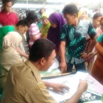 Sejumlah PKL saat menjalani proses penempatan di lokasi eks PJKA. foto: ERRY SUGIANTO/ BANGSAONLINE