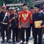 Raharto Teno Prasetyo tiba di kantor DPC Hanura Kota Pasuruan diiringi pendukungnya.