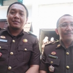 Kasi Pidsus Kejari Sidoarjo yang baru Lingga Nuarie (kiri), bersama mantan Kasi Pidsus Adi Harsanto.