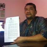 
Anggota DPRD Kota kediri Yudi Ayubchan saat menunjukkan salinan SK pengangkatan dari Gubernur Jawa Timur.