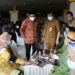 Bupati Ahmad Muhdlor meninjau vaksinasi pedagang Pasar Krian, Senin (29/3/2021). foto: istimewa